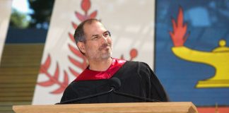 Steve Jobs en el famoso discurso motivacional en la Universidad de Stanford
