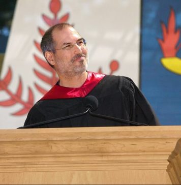 Steve Jobs en el famoso discurso motivacional en la Universidad de Stanford