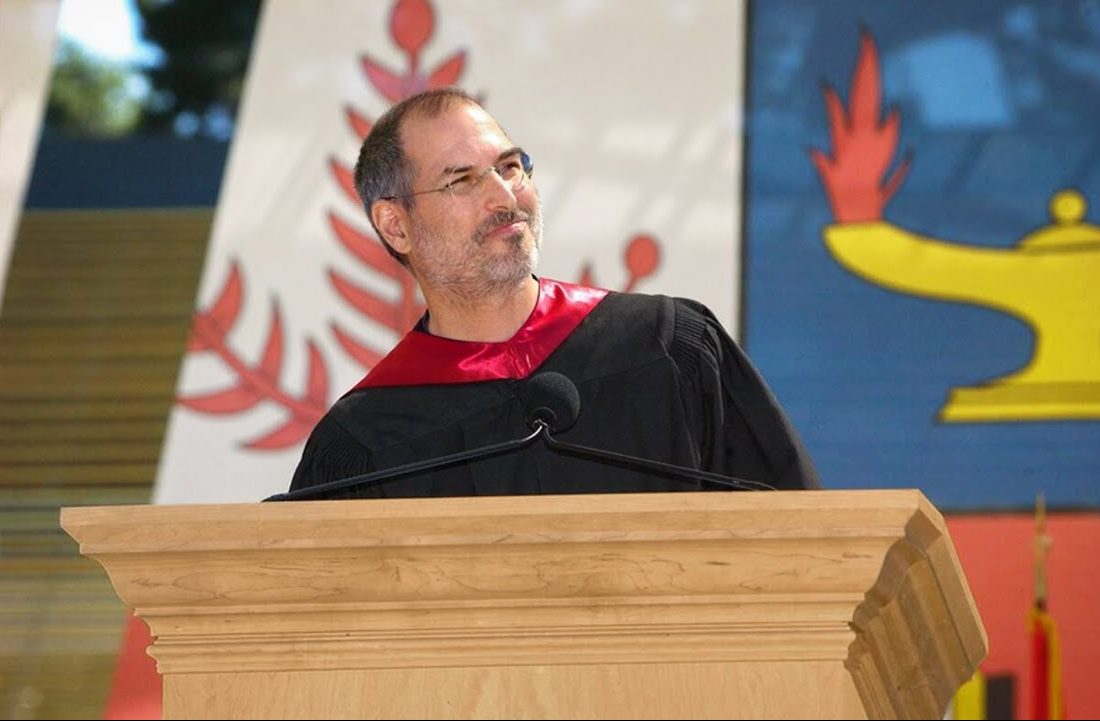 Steve Jobs en el famoso discurso motivacional en la Universidad de Stanford