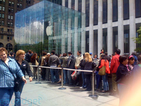 Gente haciendo cola en la Apple Store de la Quinta Avenida