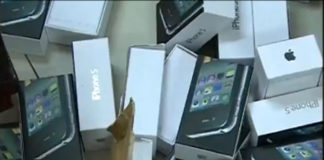 Decenas de iPhone 5 falsos tirados por una ventana