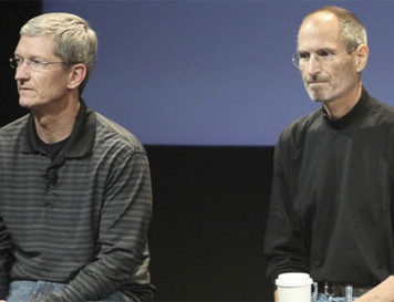 Tim Cook y Steve Jobs en una ronda de preguntas y respuestas con la prensa