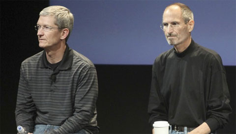 Tim Cook y Steve Jobs en una ronda de preguntas y respuestas con la prensa