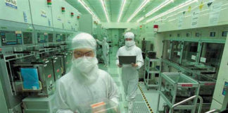 Empleados de TSMC en sus laboratorios