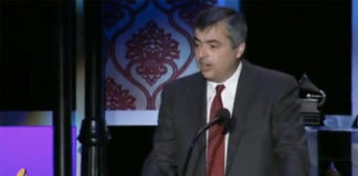 Eddy Cue recibiendo un Grammy en nombre de Apple.