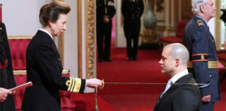 Jony Ive nombrado caballero del imperio británico por la reina Isabel II en el año 2012
