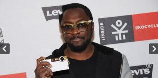Will.i.am con el accesorio