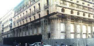 Muro negro en la Puerta del Sol