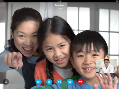 Familia utilizando Skype en un iPad
