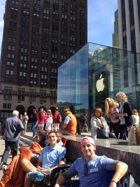 Cola delante de la Apple Store