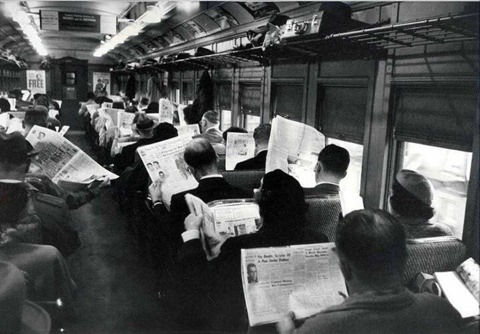 Todos leyendo el periódico