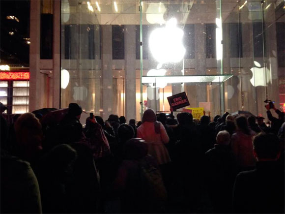 Manisfestación frente a la Apple Store de la Quinta Avenida