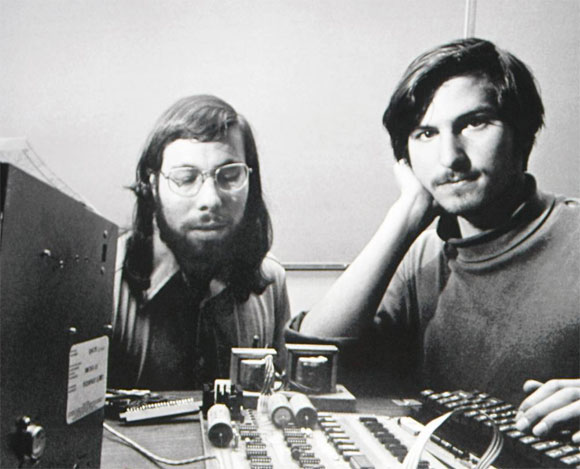 Steve Wozniak y Steve Jobs construyendo el Apple I