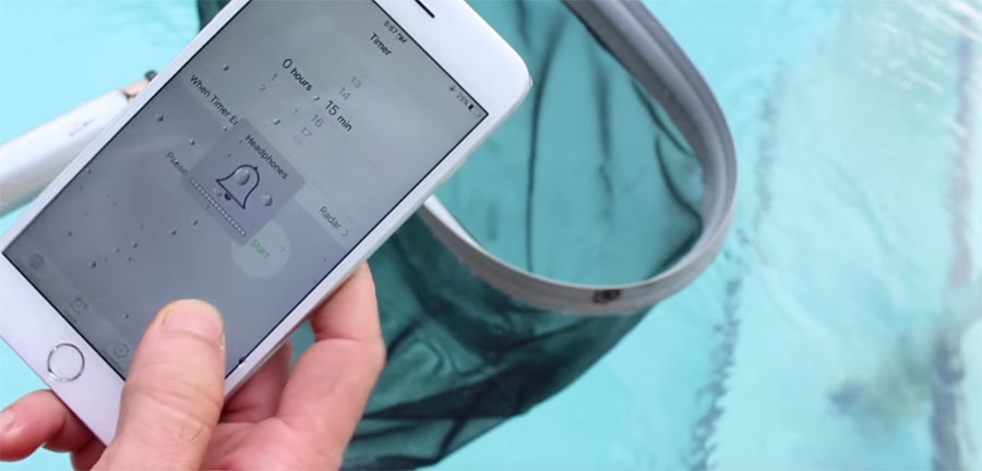 iPhone 6S en la piscina