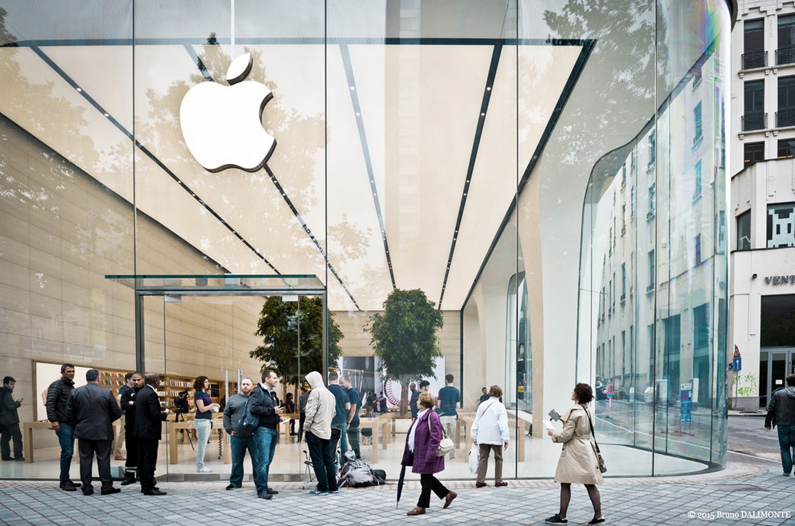 Enorme muro de cristal de la Apple Store de Bruselas