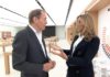 Charlie Rose con Angela Ahrendts en la Apple Store de pruebas