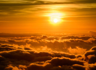 Puesta de Sol sobre las nubes