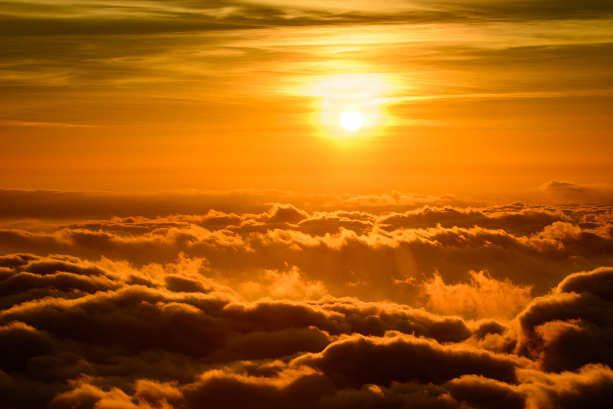 Fondo de pantalla semanal: Puesta de Sol sobre las nubes 