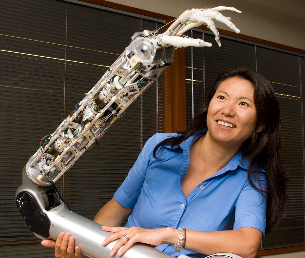 Yoky Matsuoka y su brazo robótico