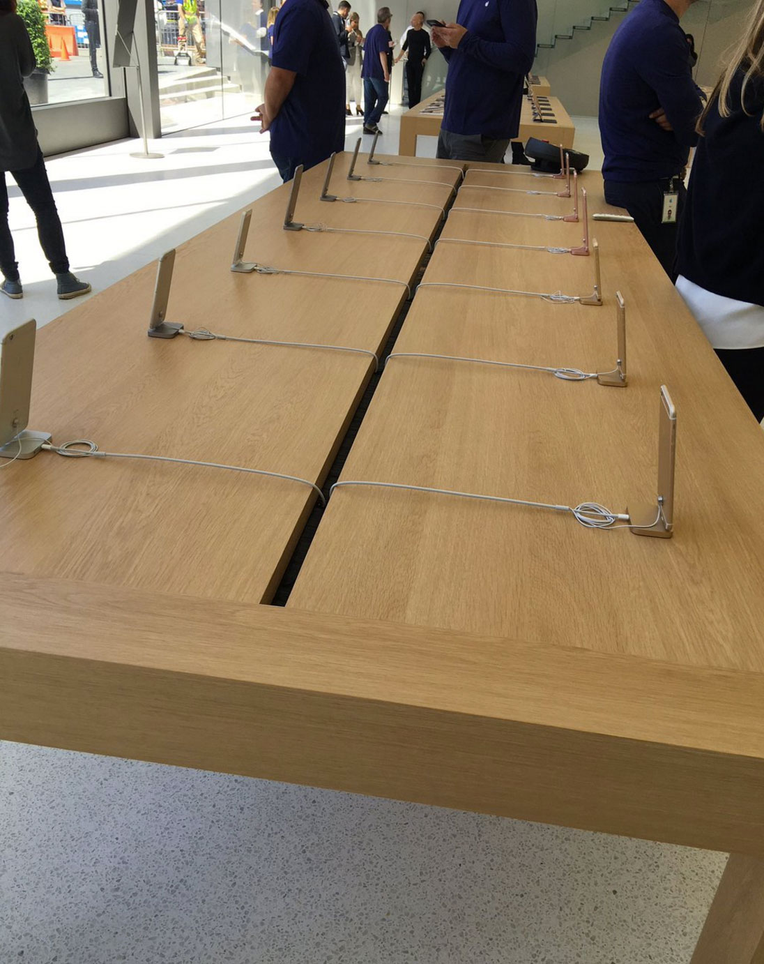 Mesas de productos en la Apple Store de Unison Square