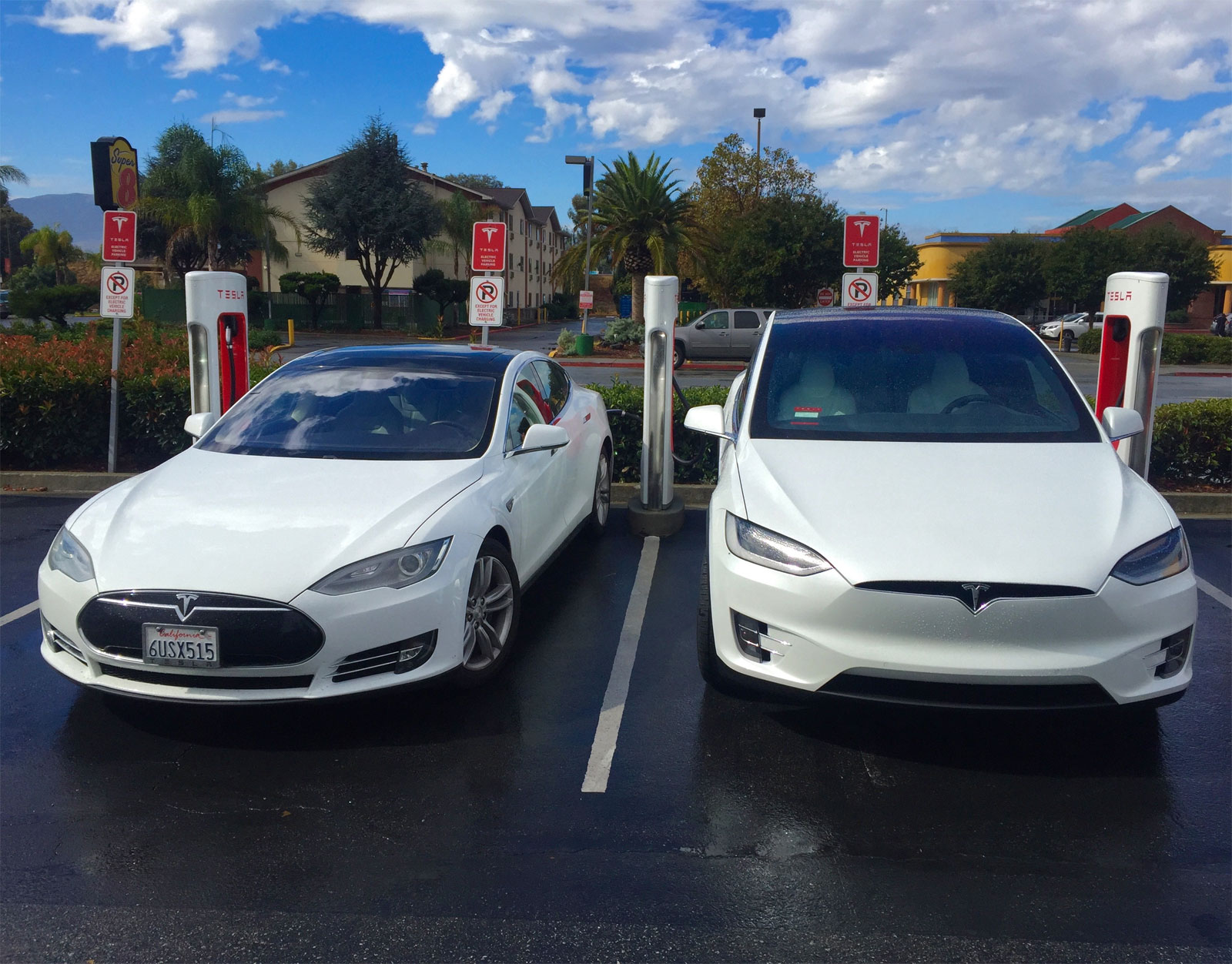 Tesla Model S y Model X cargando en una estación de carga de la marca