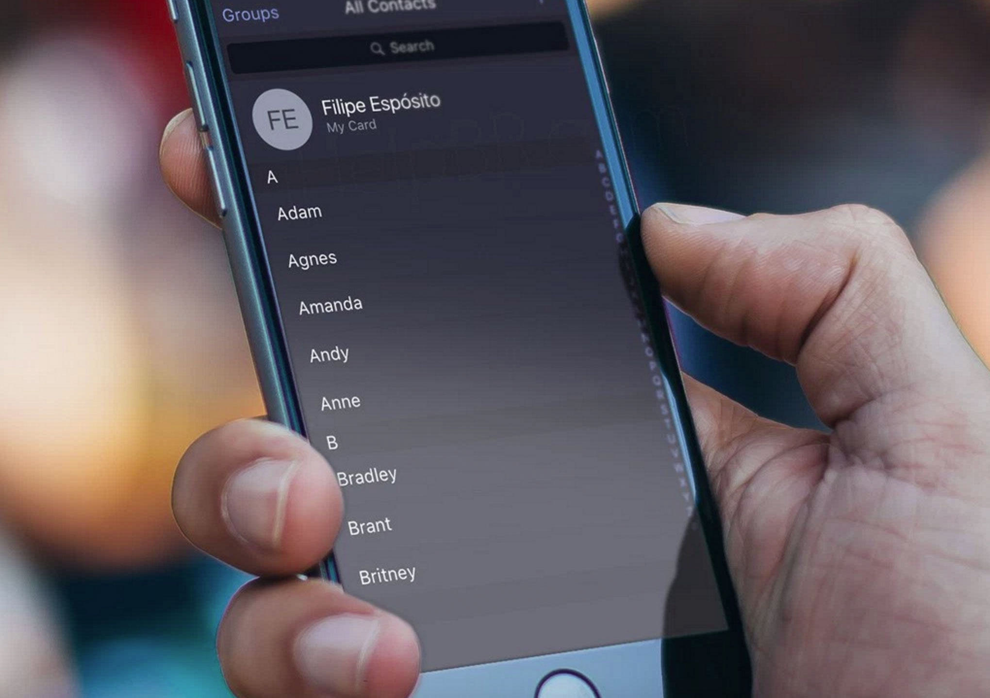 App de Contactos con un fondo negro en un hipotético iOS 10