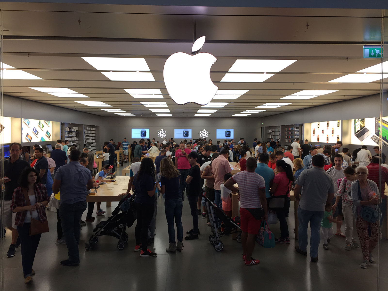Apple Store de Parquesur hasta arriba de gente