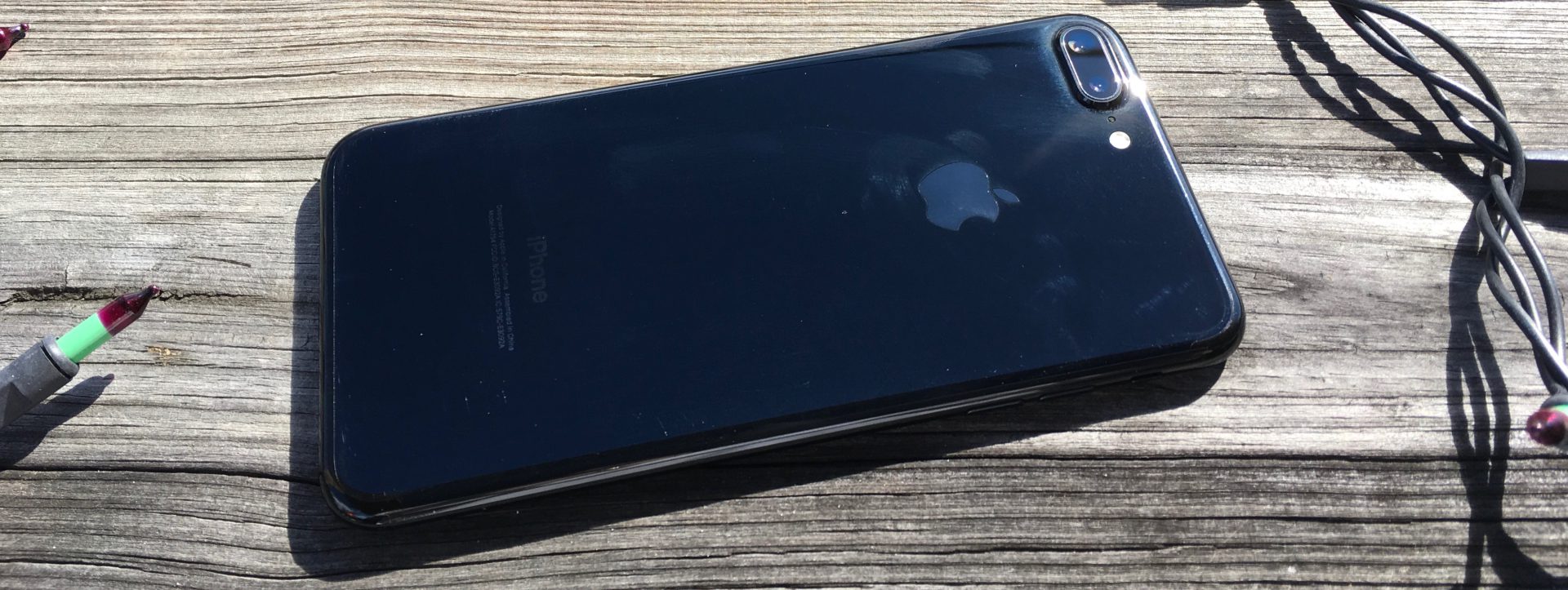 iPhone 7 negro brillante con arañazos