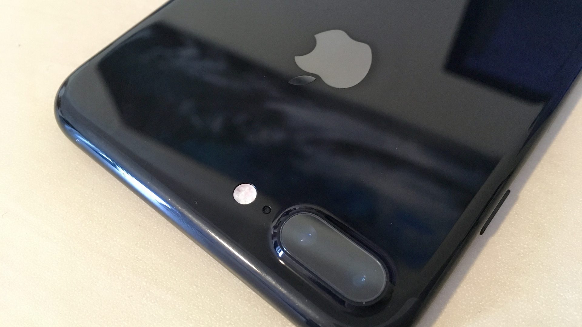 iPhone 7 negro brillante con arañazos