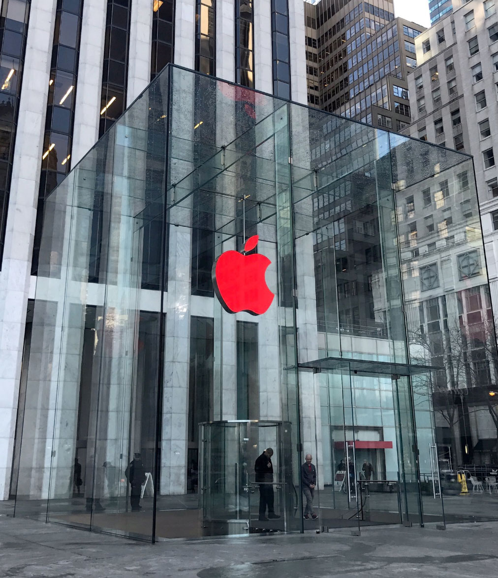 Logo rojo en la Apple Store de la 5ta Avda. de Nueva York