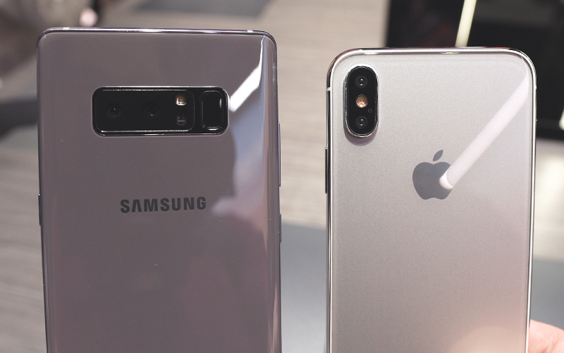 Samsung Galaxy Note 8 comparado con una maqueta del iPhone 8