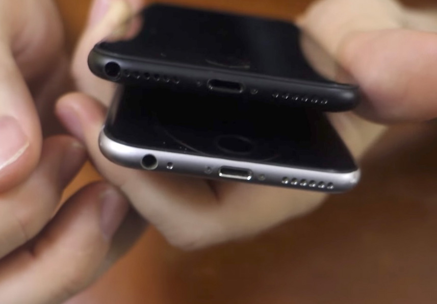 iPhone 7 modificado con conector de auriculares encima de un iPhone 6S