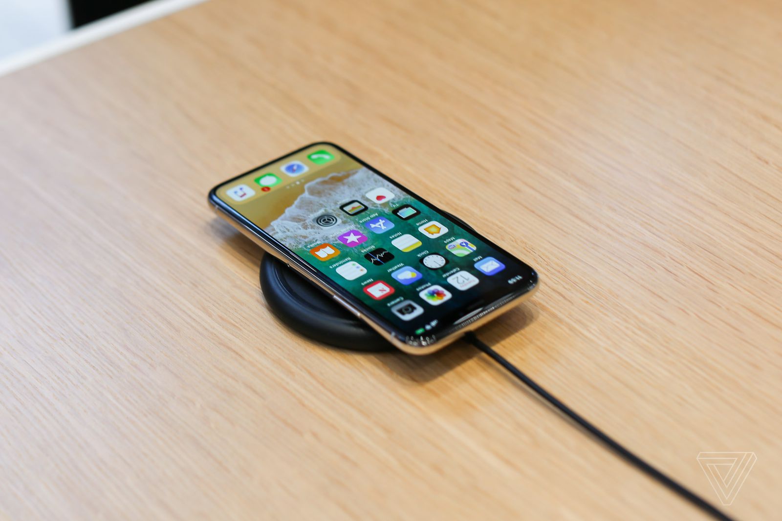 iPhone X cargando inalámbricamente (foto de Dieter Bohn / The Verge)