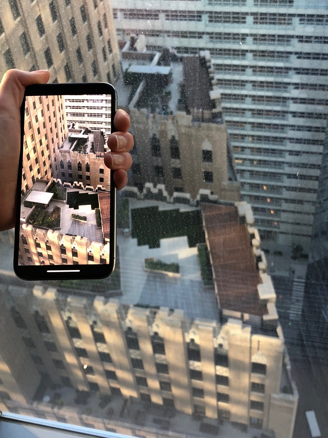 iPhone X haciendo una foto desde una cornisa en Nueva York