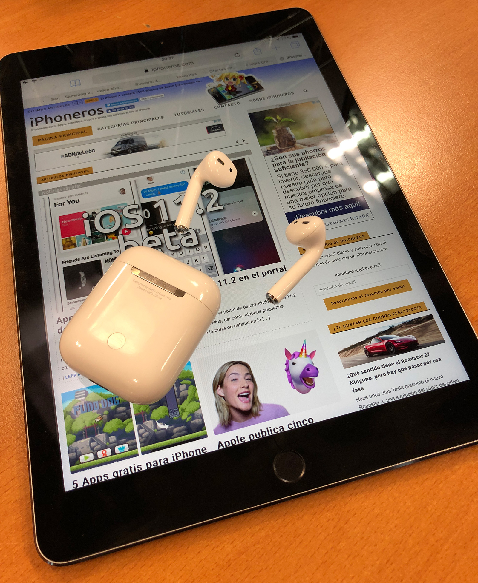 iPad Pro con iPhoneros cargada, y unos AirPods