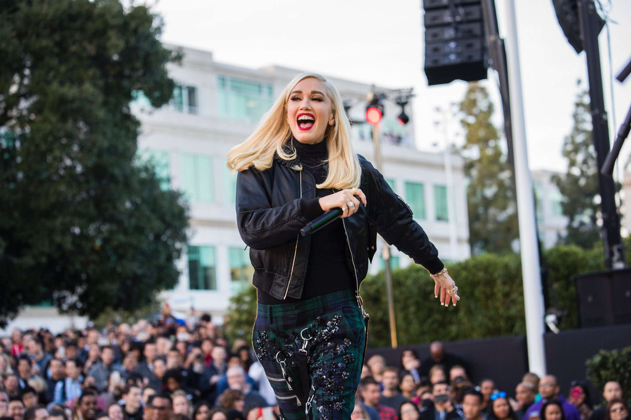 Gwen Stefani cantando en las oficinas de Apple