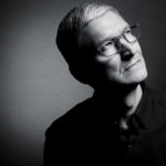Tim Cook mirando hacia arriba