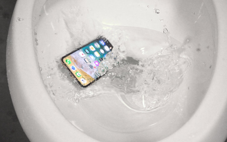 iPhone X caído en el WC