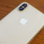 iPhone X plata con funda