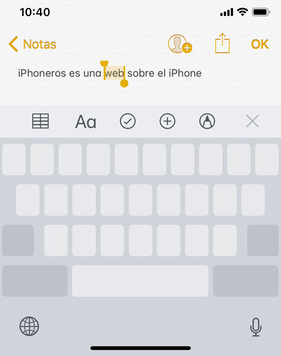Seleccionando una palabra con 3D Touch en el modo trackpad del teclado virtual de iOS 12.