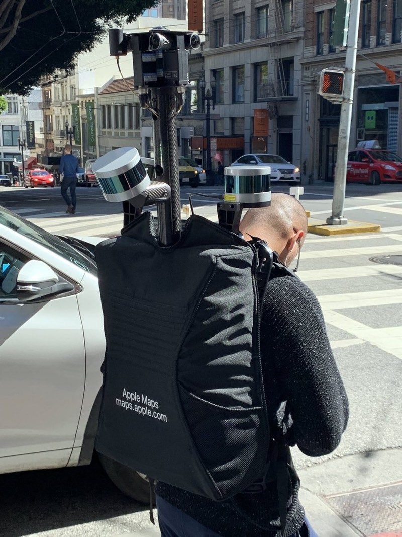 Hombre con la mochila de Apple Maps