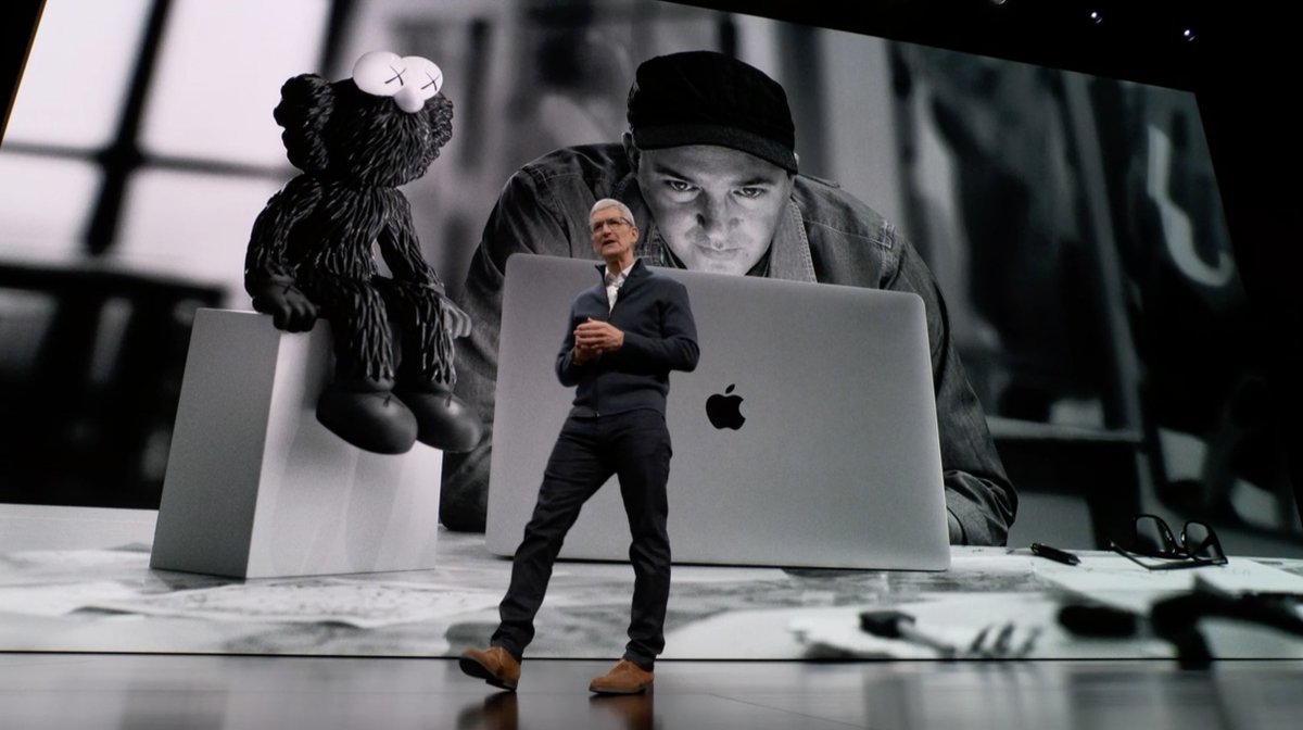 Tim Cook y MacBook en el Evento de presentación del iPad Pro todo pantalla, del Mac mini y del MacBook Air Retina