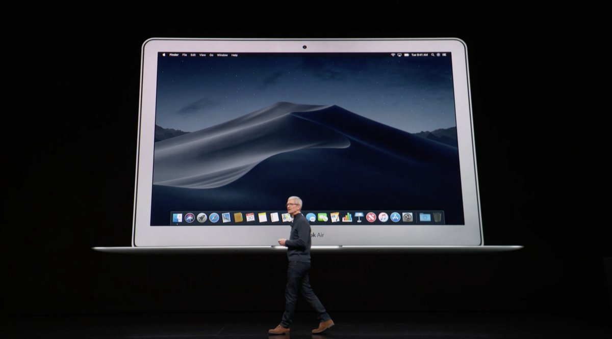 Tim Cook y MacBook Air en el Evento de presentación del iPad Pro todo pantalla, del Mac mini y del MacBook Air Retina