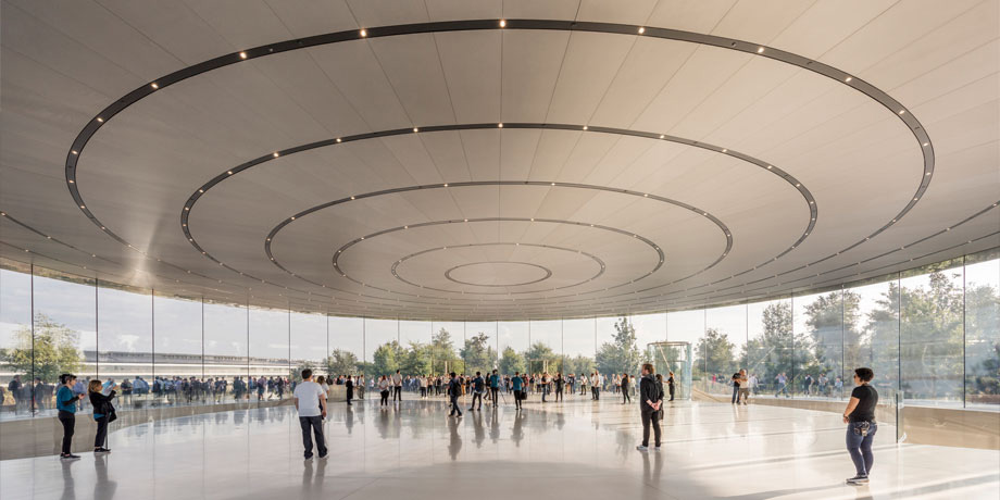 Steve Jobs Theater con su techo de 80 toneladas sostenido con muros de cristal