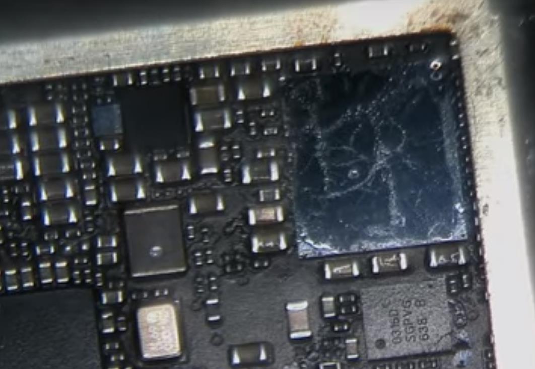 El problema iPhone 7 con auricular o que no funciona en las llamadas está causado por un chip de audio suelto |