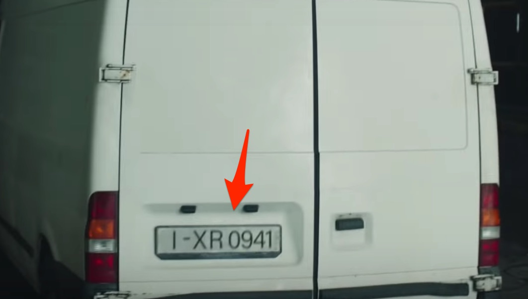 Referencia al iPhone XR en una furgoneta con la matrícula I-XR0941