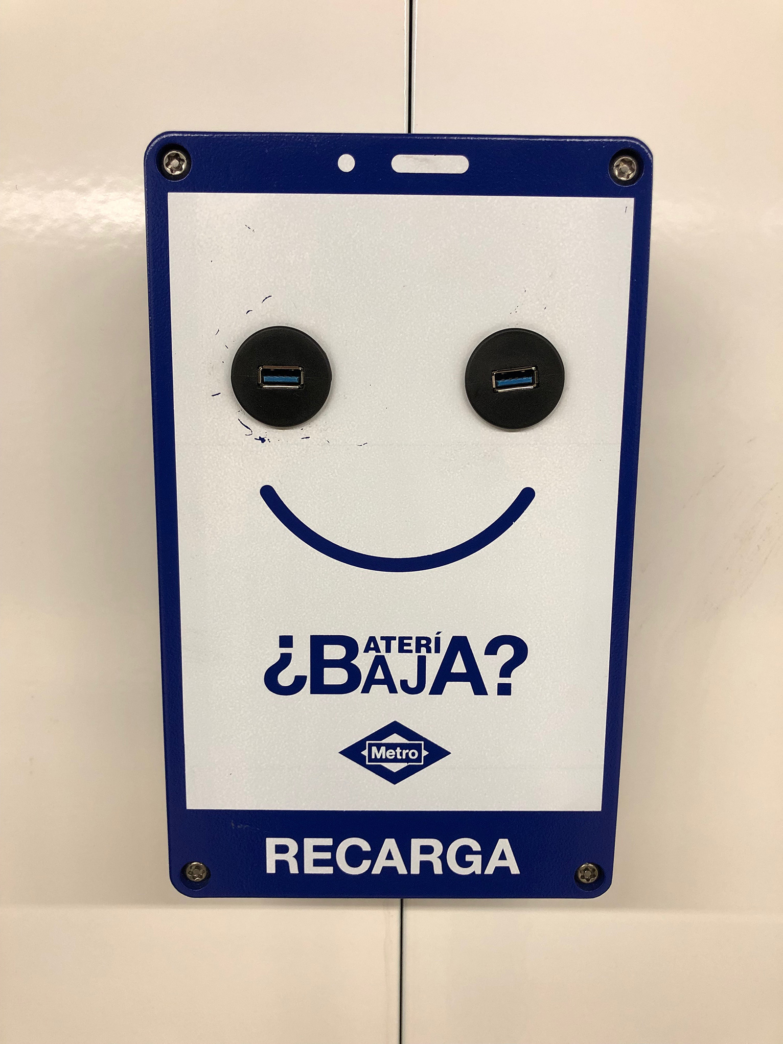 Cargador USB en el anden del Metro de Madrid