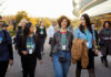 Mujeres desarrolladoras que asisten al Apple Park para la primera sesión del campamento de emprendedores