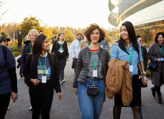 Mujeres desarrolladoras que asisten al Apple Park para la primera sesión del campamento de emprendedores