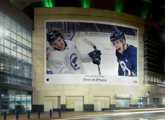 Cartel de la campaña de ShotOniPhone en estadios de Hockey norteamericanos